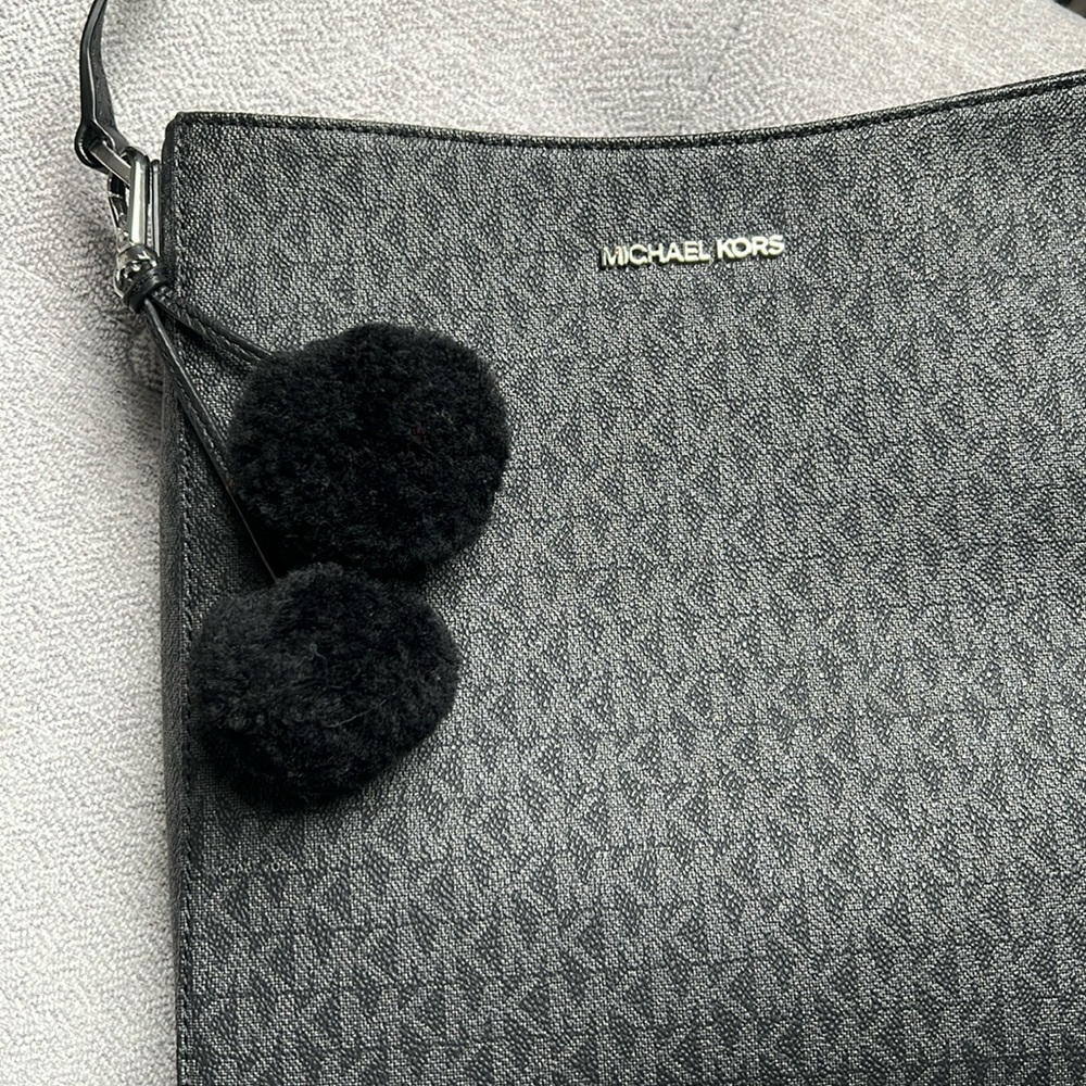 🎀 Pom bag charm key ring accessory